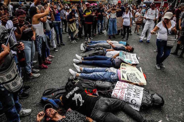 Protesta por las víctimas de la violencia en Colombia, el pasado domingo en Medellín.(Joaquín SARMIENTO/AFP)