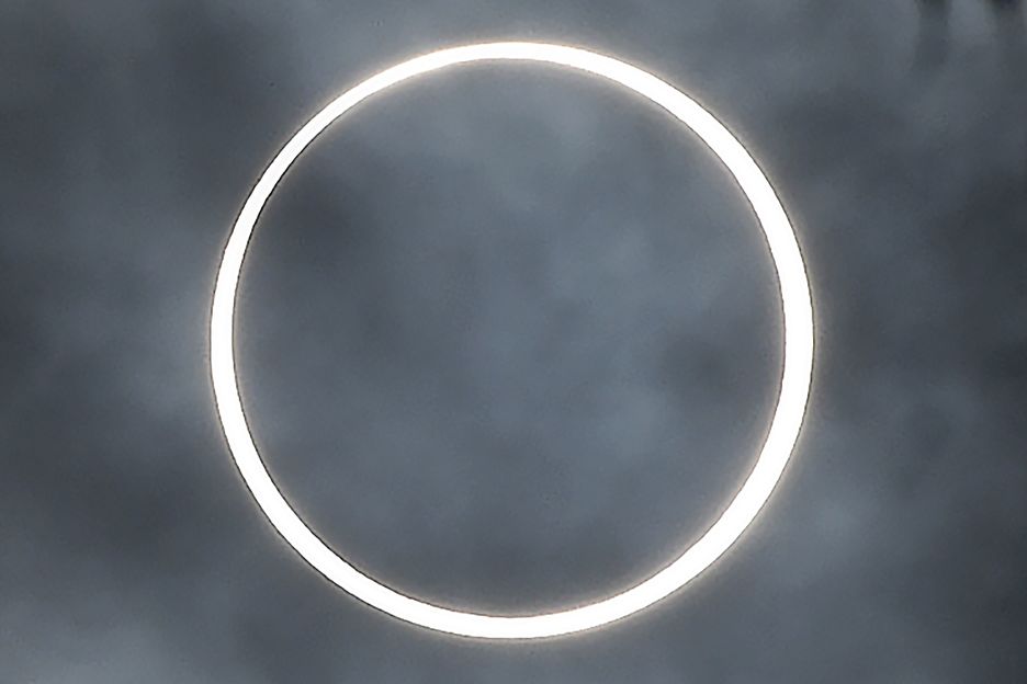 El eclipse anular de sol, desde Dindigui. (Arun SANKAR / AFP) El eclipse anular de sol, desde Dindigui. (Arun SANKAR / AFP)