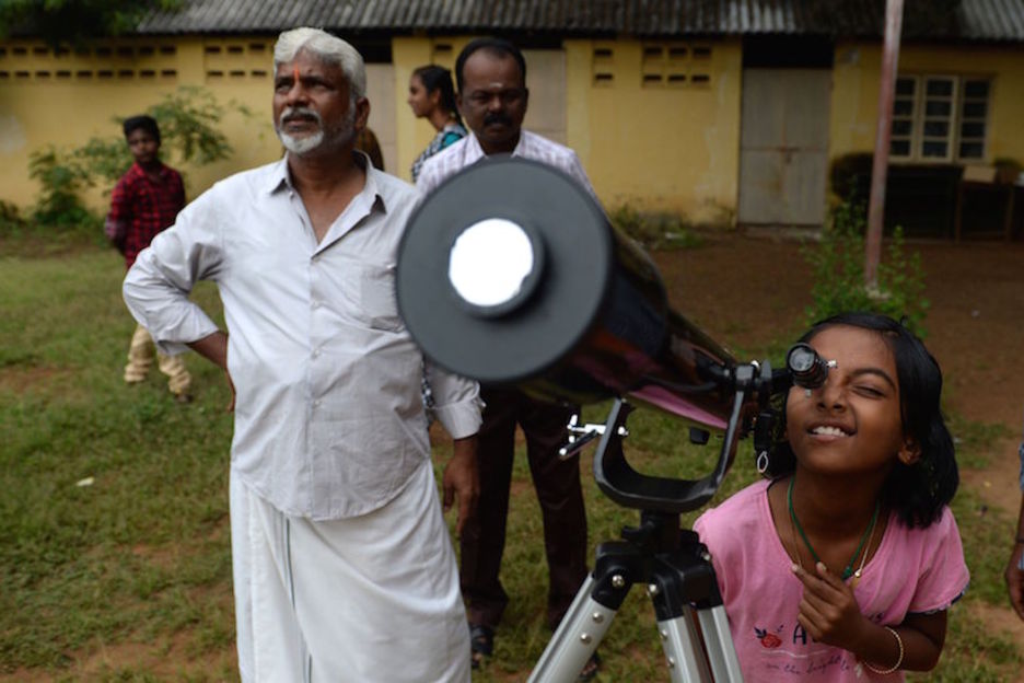 A través del telescopio. (Arun SANKAR / AFP) A través del telescopio. (Arun SANKAR / AFP)