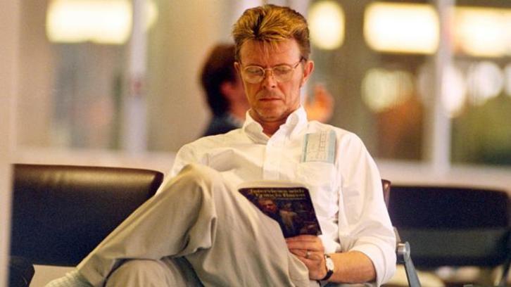 David Bowie Zuricheko aireportuan liburu bat irakurtzen. (NAIZ)