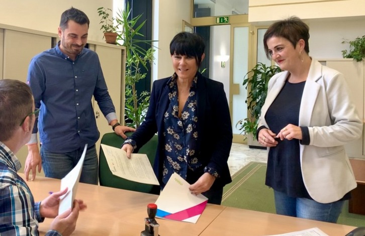 Maddalen Iriarte, al registrar la propuesta de ley. (EH Bildu Twitter)