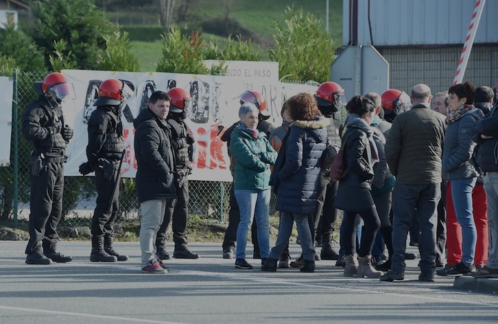 Ertzainas, vigilando este jueves el desmantelamiento de Araluce. (Monika DEL VALLE | FOKU)