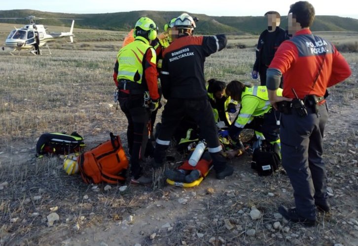 Imagen de los servicios de emergencia atendiendo el 26 de diciembre al piloto de ala delta accidentado y que finalmente ha fallecido. (Policía Foral Twitter)