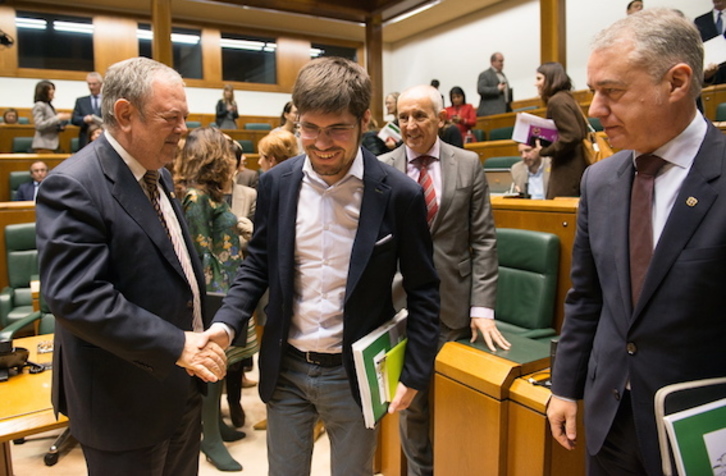 El consejero, Pedro Azpiazu, el portavoz de EP, Lander Martínez, y el lehendakari, Iñigo Urkullu, se saludan al final del pleno. (Raúl BOGAJO/FOKU)