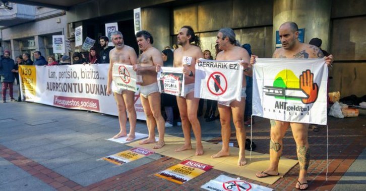 Concentración ante la sede de Gran Vía de Bilbo.