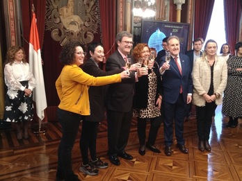 Raquel González, a la derecha en el brindis del viernes. (Iñaki Iriondo Twitter)