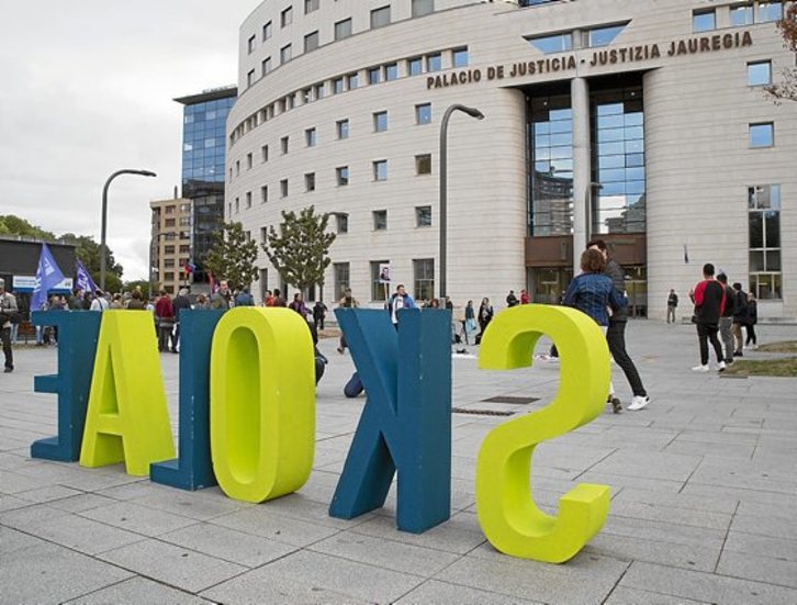 Protesta contra la persecución de Skolae ante el Palacio de Justicia de Nafarroa. (Jagoba MANTEROLA/FOKU)