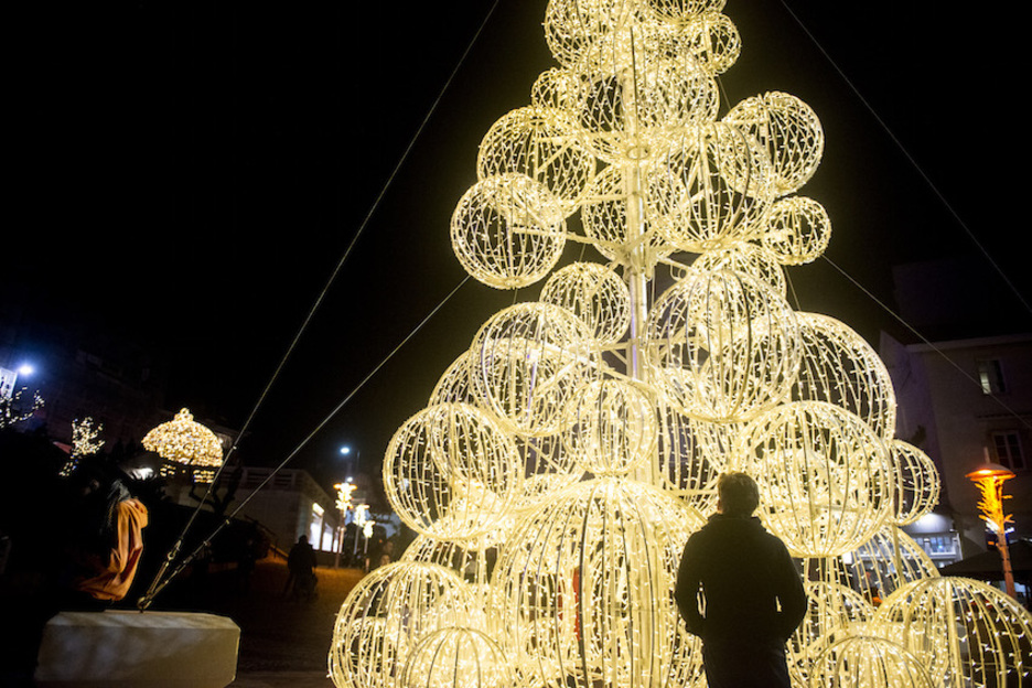1. Un sapin gigantesque formé de boules lumineuses surplomble la Grande Plage. © Guillaume FAUVEAU