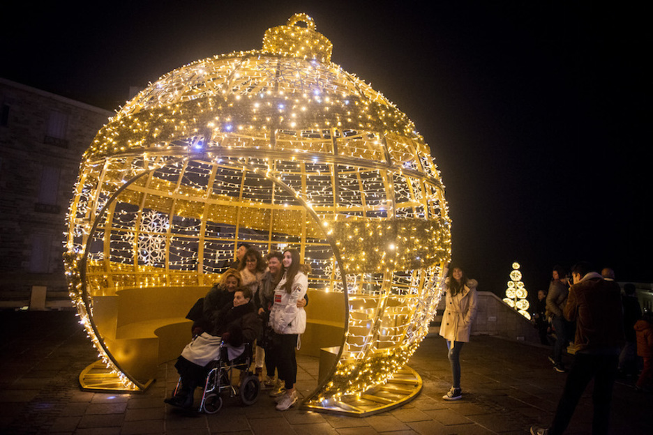 2. Une boule de Noël géante permet de faire de beaux clichés souvenir. © Guillaume FAUVEAU