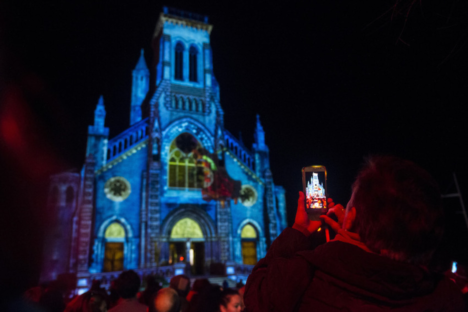 L’Église Sainte-Eugénie fait l'objet de trois projections différentes : un ange passe, Mythologue et Peinture de lumières. © Guillaume FAUVEAU
