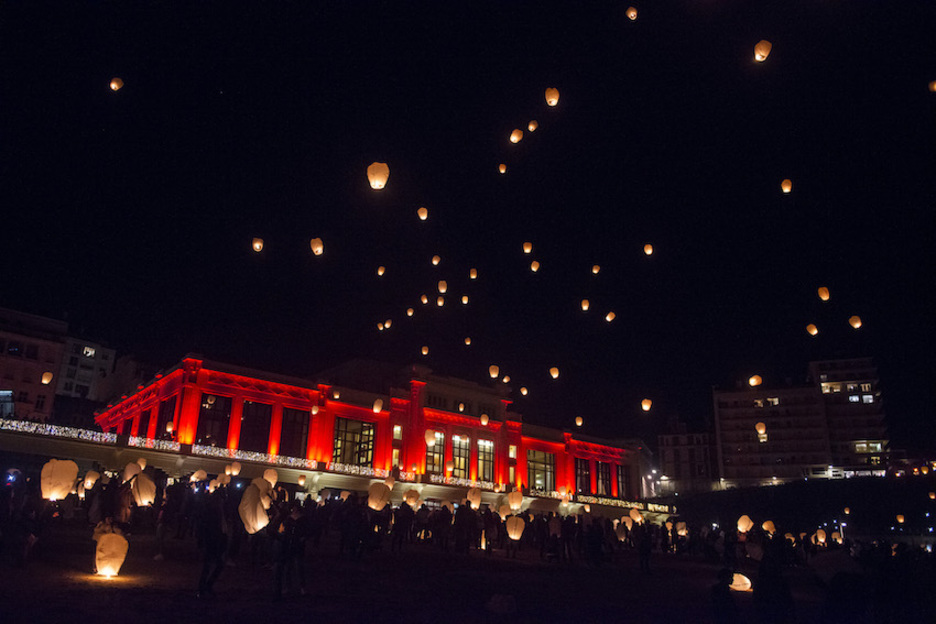Jeudi 26 décembre, le traditionnel lâcher de lanternes a réuni des centaines de personnes sur la Grande plage. © Guillaume FAUVEAU