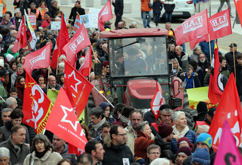 ELBko laborariak ere bertaratu dira gaur Baionara erretreten erreforma salatzeko. (Bob EDME)