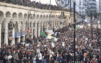 Manifestantes en la protesta de Argel del pasado viernes. (Ryad KRAMDI/AFP)