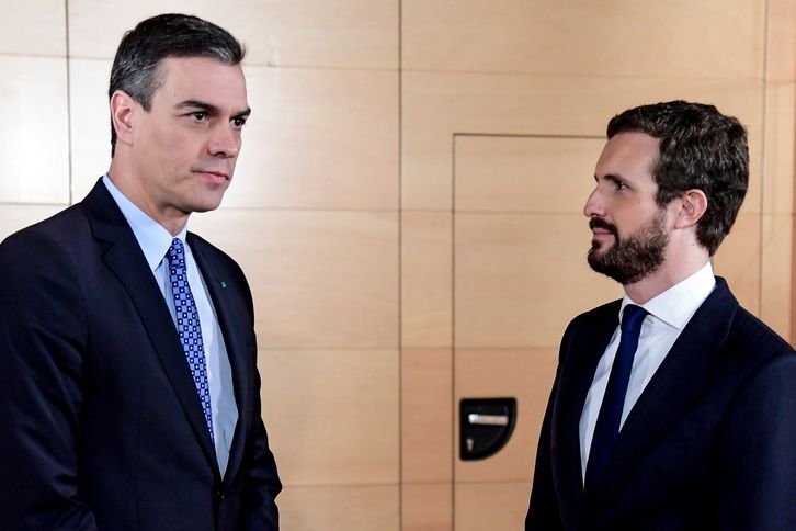 Pedro Sánchez y Pablo Casado durante un encuentro anterior. (Pablo LAGO / AFP)