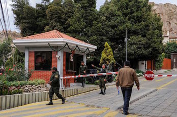 Policías bolivianos en el exterior de la embajada mexicana en La Paz. (Jorge BERNAL/AFP)