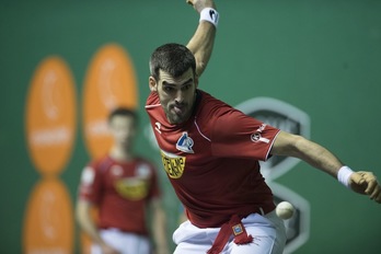 Ezkurdia, listo para golpear la pelota (Juan Carlos RUIZ / FOKU)