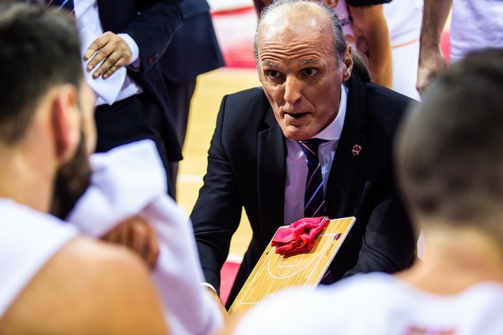 Dusko Ivanovic tratando de aleccionar a sus jugadores. (E. CASAS / ACB PHOTO)