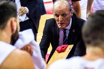 Dusko Ivanovic tratando de aleccionar a sus jugadores. (E. CASAS / ACB PHOTO)
