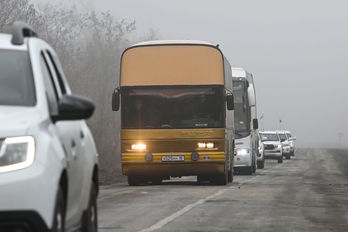 Vehículos procedentes de Donbass se dirigen a la zona controlada por Kiev. (Genya SAVILOV/AFP)