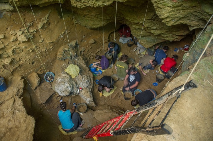 Excavaciones en 2015 en la cueva de Lezetxiki, en Arrasate. (Juan Carlos RUIZ/FOKU)
