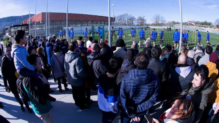 Lezama se ha llenado de aficionados para ver el entrenamiento (ATHLETIC-CLUB)