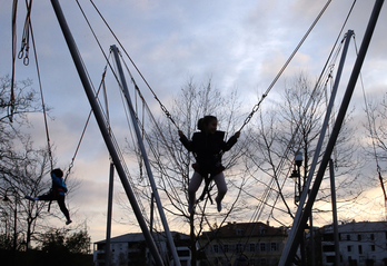 A l'extérieur, les enfants ont pu rebondir sur des trampolines accrochés à des élastiques. ©Bob EDME