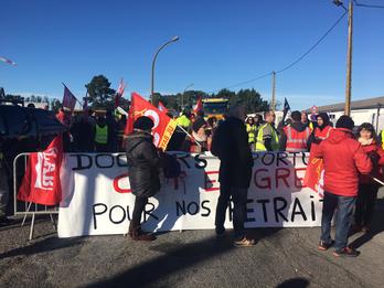 Baionako portuaren sarrera blokeatu dute erretreten erreforma salatzeko. (LAB)