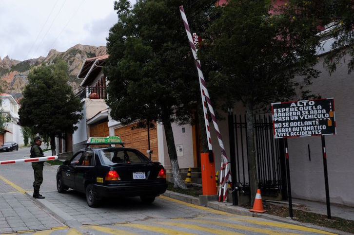 Control policial en la entrada del complejo donde se encuentra la embajada mexicana en La Paz.(Jorge BERNAL/AFP)
