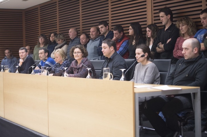 Erinio-Aralar Mankomunitateko zazpi udal ordezkariak lehen lerroan, eserita. (Juan Carlos RUIZ / FOKU)