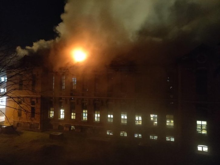 El fuego en el pabellón Gurtubai. (Agustin Goikoetxea Twitter)