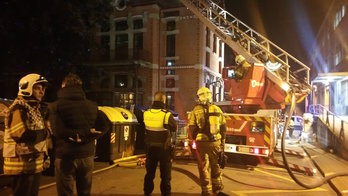 Los bomberos trabajan en la extinción del incendio en el hospital de Basurto. (@BabesZibila_BI)