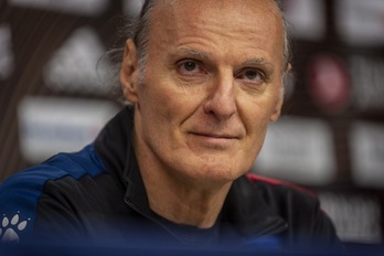 Dispuesto a aceptar el reto, un relajado Dusko Ivanovic en su presentación. (Jaizki FONTANEDA / FOKU)