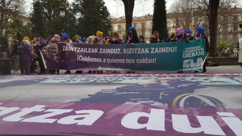 Las trabajadoras de las residencias se han concentrado ante la Diputación. (@ELADonostia)