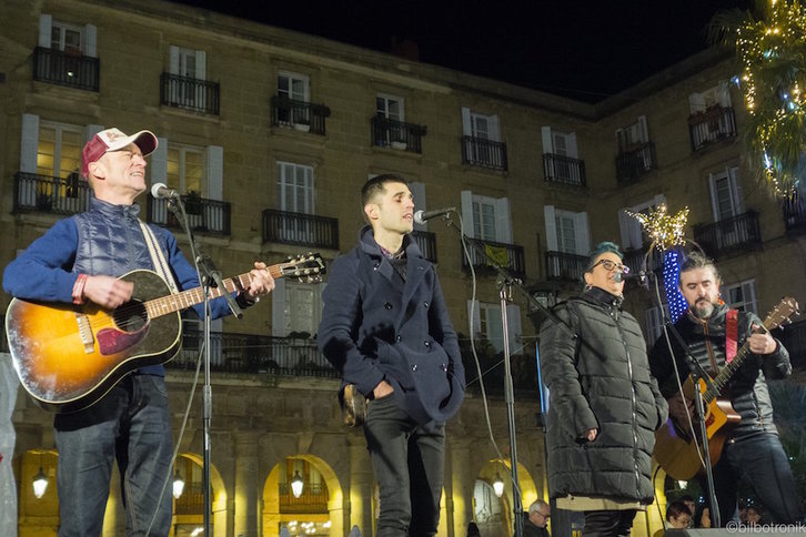 Gari, Etxahun, Aiora Renteria eta Piti, Bilboko Plaza Barrian abenduaren 30ean. (@bilbotronik)