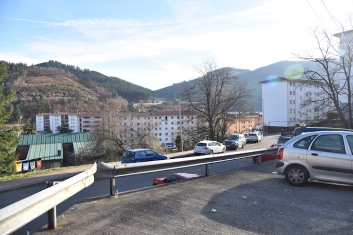 El coche estaba aparcado en las cercanías del instituto de Arrasate. (Andoni CANELLADA / FOKU)