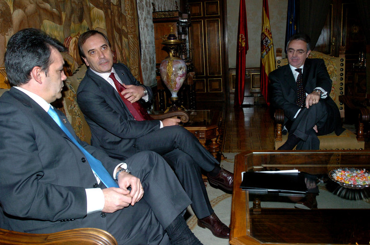 Encuentro de Sanz y Caballero con el ministro Alonso en 2006. (Jagoba MANTEROLA/FOKU)