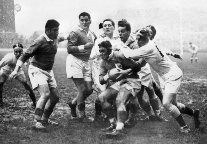Mixel Zelaia es rodeado por los jugadores de Inglaterra durante el partido del Cinco Naciones entre Inglaterra y Francia en 1957. (STAFF)