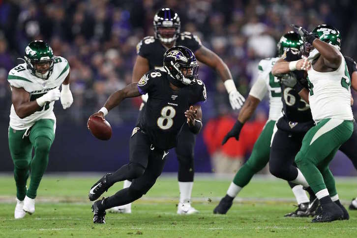 Lamar Jackson, quarterback de Baltimore, corre con el balón en un partido ante New York Jets. (Patrick Smith / AFP)