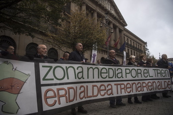 Movilización en Iruñea en el año 2017 en defensa del tren convencional. (Jagoba MANTEROLA / FOKU)