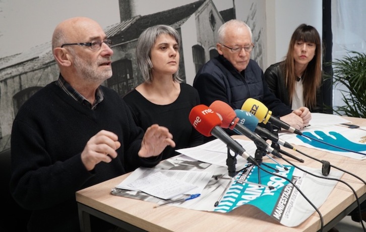 Mixel Berhokoirigoin eta Anaiz Funosas bakegileak eta Joseba Azkarraga eta Bego Atxa Sareko kideak. (Andoni CANELLADA / FOKU)