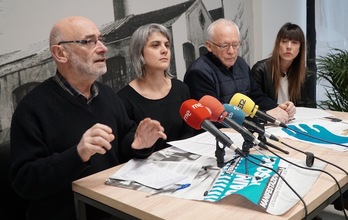 Mixel Berhokoirigoin eta Anaiz Funosas bakegileak eta Joseba Azkarraga eta Bego Atxa Sareko kideak. (Andoni CANELLADA / FOKU)