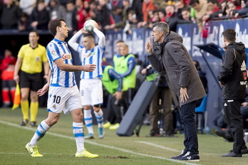 imanol se dirige a Oyarzabal en el último partido de la Real en El Sadar. (Iñigo URIZ/FOKU)