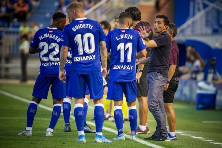 Garitano da instrucciones a Rioja, Guidetti y Wakaso en el duelo frente al Mallorca. (Jaizki FONTANEDA / FOKU)