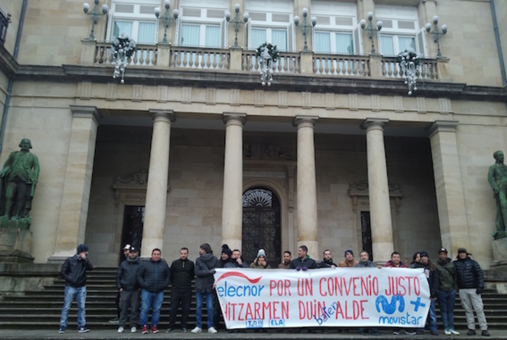 Trabajadores de Elecnor en el Palacio Foral de Gasteiz. (LAB)