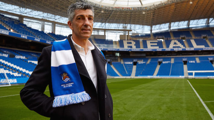 Imanol Alguacil posa con la bufanda txuri urdin en Anoeta. (REAL SOCIEDAD)