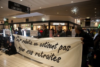 Militantes han bloqueado la entrada a la zona de cajas automáticas. (Guillaume FAUVEAU)