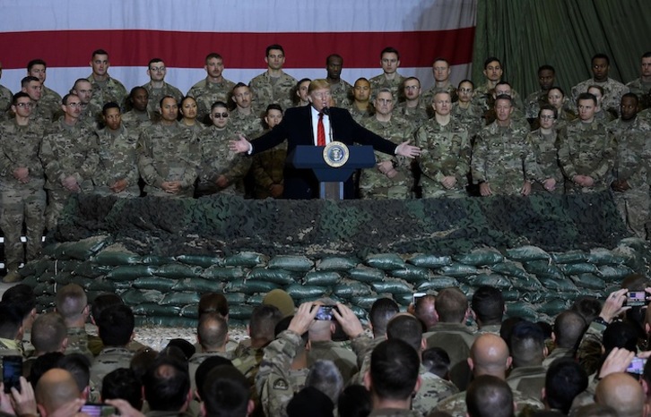 Donald Trump, durante una visita sorpresa a sus tropas en Afganistán. (Olivier DOULIERY / AFP)