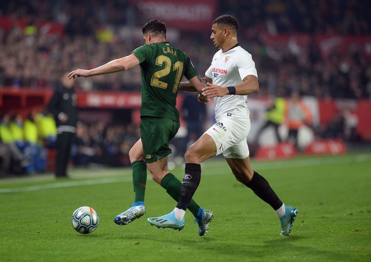 Capa, autor del gol del Athletic, ante el brasileño Diego Carlos. (Cristina Quicler / AFP)