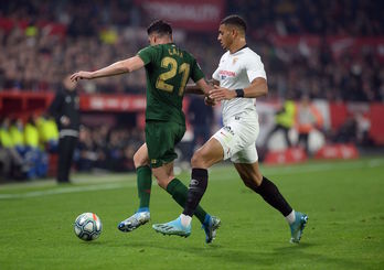 Capa, autor del gol del Athletic, ante el brasileño Diego Carlos. (Cristina Quicler / AFP)
