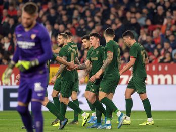 Jugadores del Athletic celebran el gol de Capa ante el Sevilla. (Cristina QUICLER / AFP)